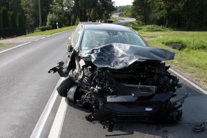 Kierując volvo, poprawiała włosy