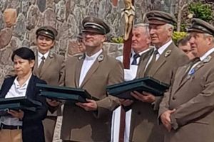 Ksiądz Wojciech Kuprewicz wyróżniony Kordelasem Leśnika Polskiego