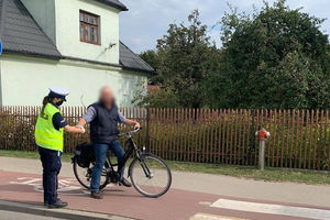 Odblask od policjanta z prośbą: „ŚWIEĆ PRZYKŁADEM”