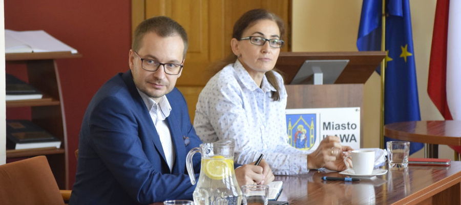 Burmistrz Dawid Kopaczewski i Agnieszka Mijas, wydział planowania, inwestycji i monitoringu UM Iława