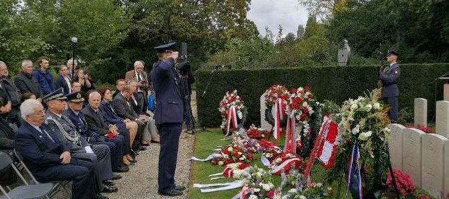 ceremonia pogrzebowa członków załogi bombowca