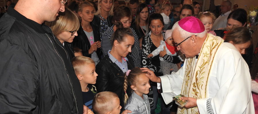Podczas ubiegłorocznego błogosławieństwa dzieci przez biskupa 