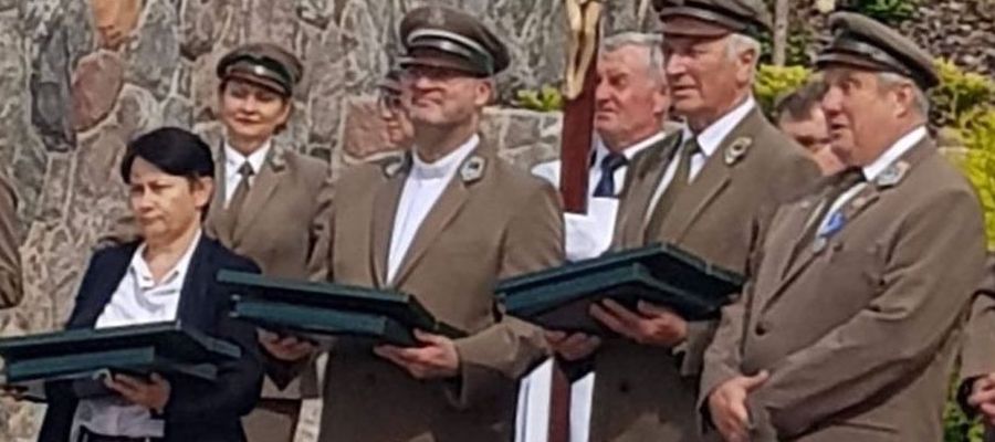 Ksiądz Wojciech Kuprewicz (drugi od lewej) otrzymał Kordelasa Leśnika Polskiego