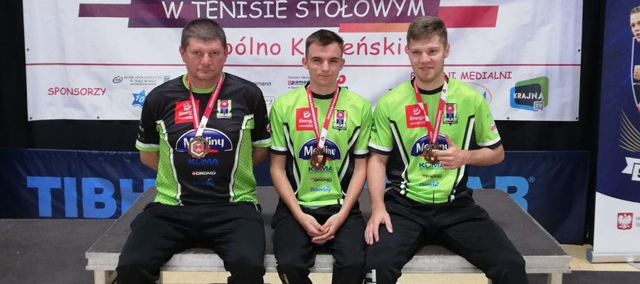 Ostródzianie z brązowymi medalami, od lewej: trener Tomasz Krzeszewski, Jakub Witkowski i Kacper Petaś