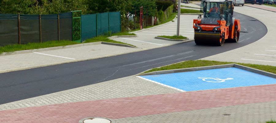 Wylewanie asfaltu na modernizowanej ulicy Nad Łyną w Bartoszycach