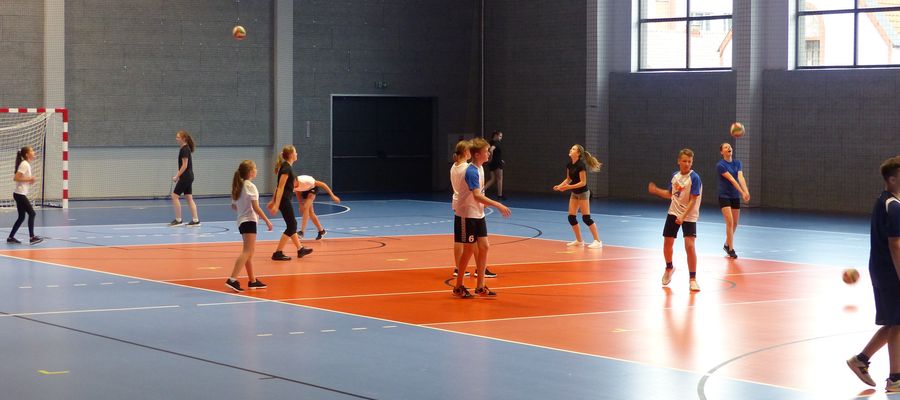 Lekcja wychowania fizycznego w nowej hali sportowej w Bartoszycach. Ćwiczą uczniowie SP nr 3