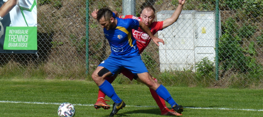 Zdjęcie z poprzedniego meczu GKS-u z KS Kutno, o piłkę walczy Mateusz Jajkowski (GKS, czerwona koszulka)