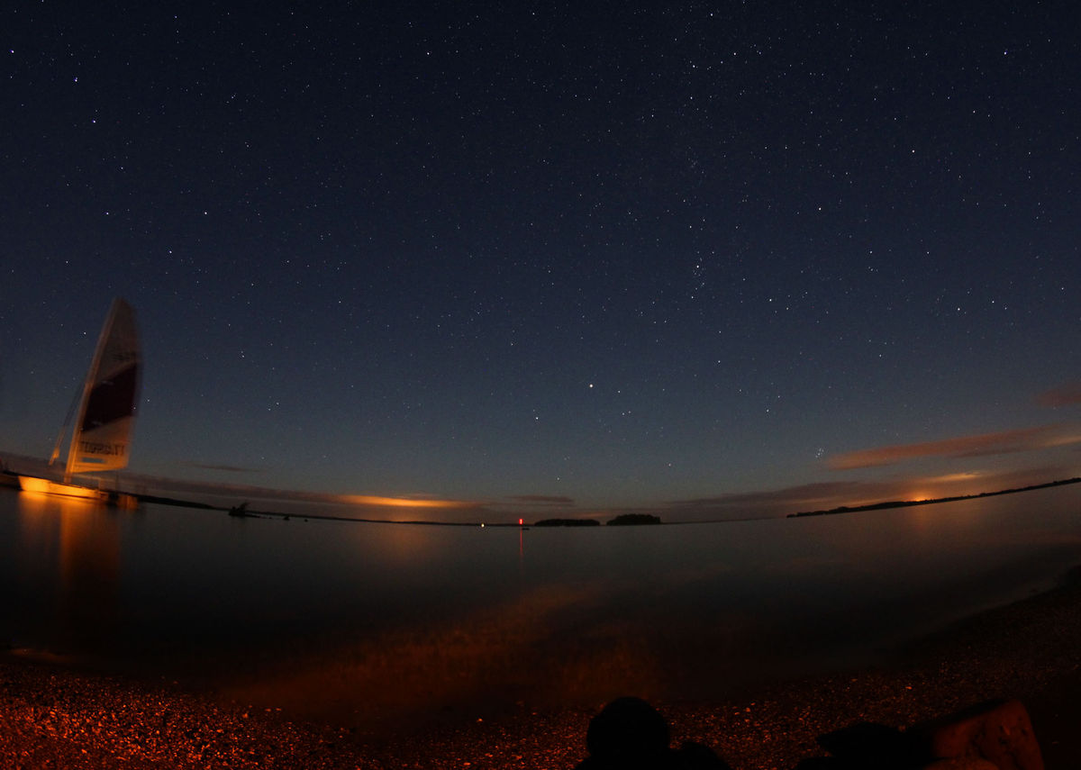 Letnia noc nad jeziorem Śniardwy, w oddali wyspy: Pajęcza i Czarci Ostrów
