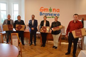 Gmina Braniewo wspiera szkoły – kolejne laptopy przekazane