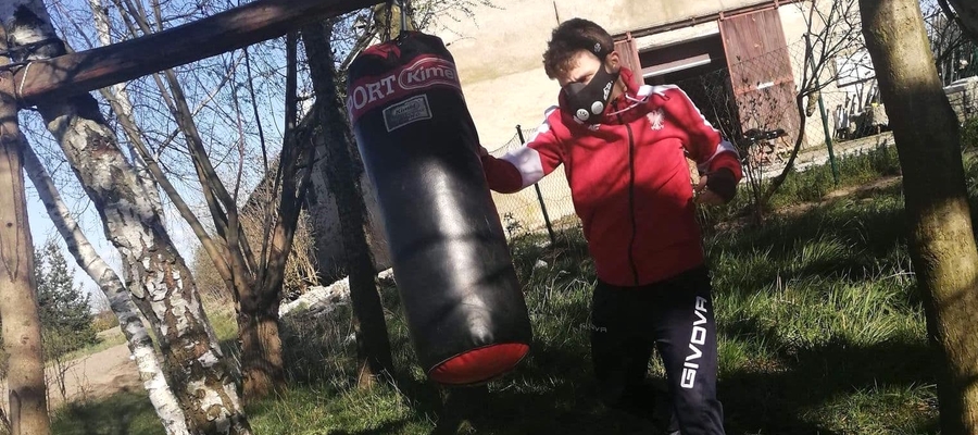 Kickbokser Hubert Jurkiewicz z Susza, zawodnik Piechotka Team, podczas treningu w czasie pandemii w przydomowym ogrodzie