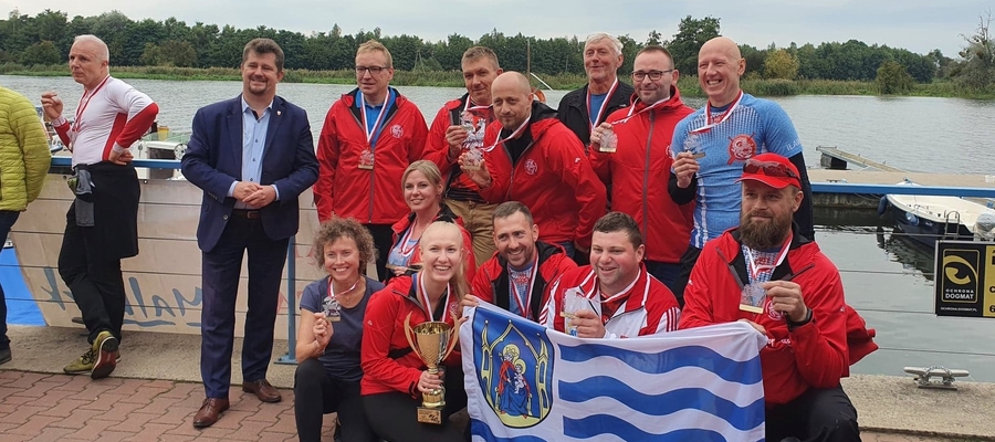 Ekipa Iławskich Smoków Jezioraka z pucharem za pierwsze miejsce wywalczone w Malborku