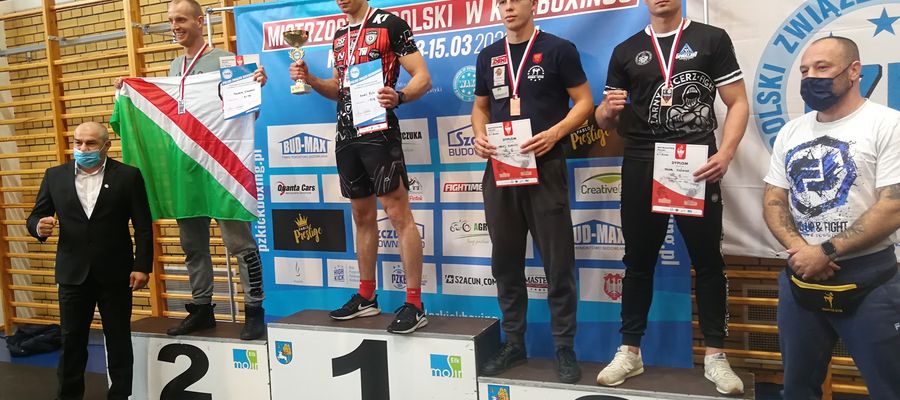 Michał Kuźniak (na podium pierwszy z prawej) w swoim seniorskim debiucie zdobył brązowy medal mistrzostw Polski w kickboxingu K1