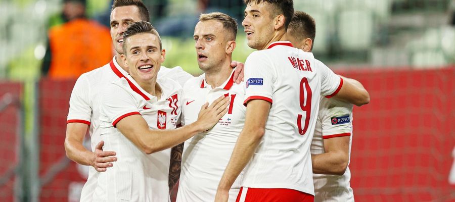 Kamil Grosicki (w środku) aż trzykrotnie odbierał od swoich kolegów gratulacje po strzeleniu bramki