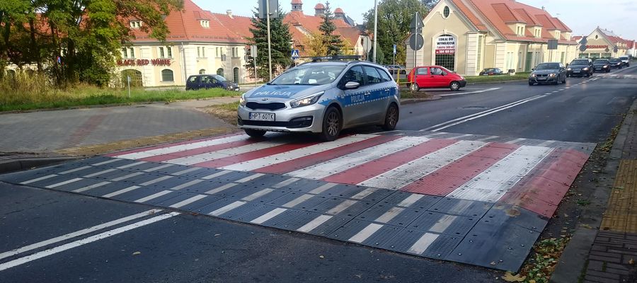 Wyniesione przejście dla pieszych powstało przy skrzyżowaniu ulic Pieniężnego i Jagiełły