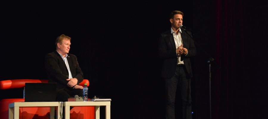 Burmistrz Karol Sobczak i dr. Tomasz Ołdytowski podczas prezentacji koncepcji utworzenia uzdrowiska w Olecku