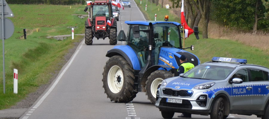 Kolumna ciągników rolniczych blokuje ruch na drodze w Samborowie