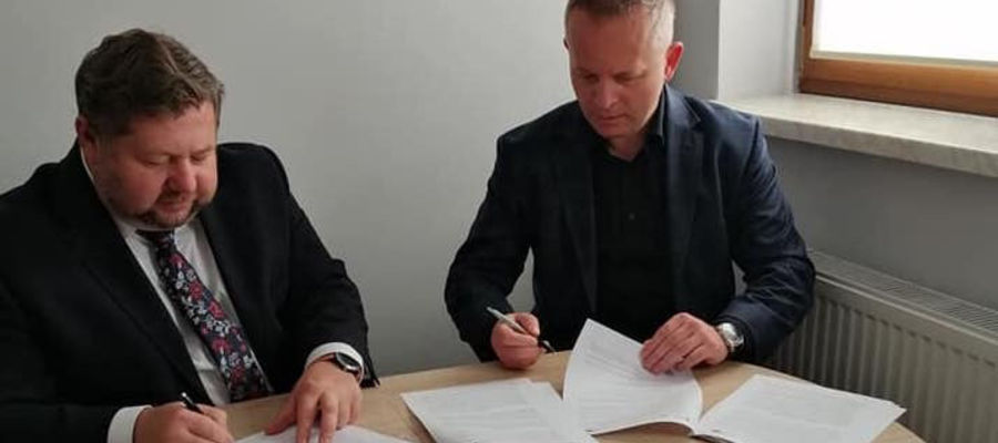 Dariusz Struk (z lewej), prezes ZGK Łukta podpisał umowę na realizację programu "Telemetria w służbie mieszkańców"