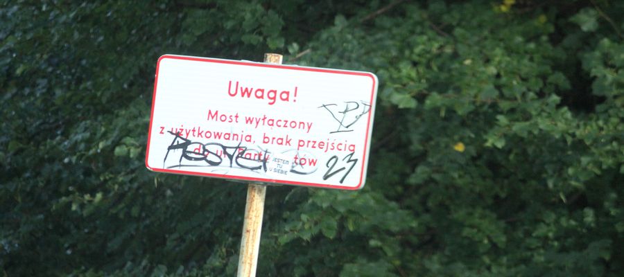 Znak informujący o zamknięciu kładki na rzeką Łyną w Bartoszycach