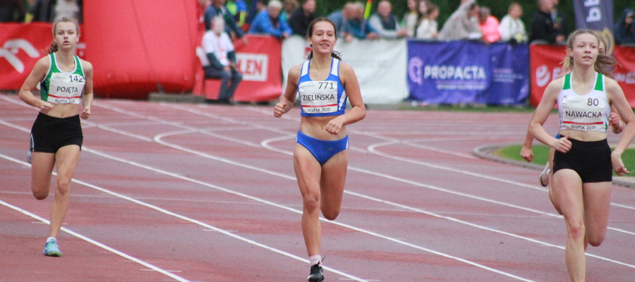 Martyna Zielińska, biegaczka z Iławy, podczas mistrzostw Polski młodziczek w Słupsku