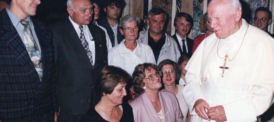 Watykan, Sala Klementyńska – 01październik 1995 r, F. Stachowicz u papieża – autora dzisiejszego zadania