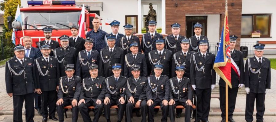 Strażacy z Lipinek w dniu jubileuszu na pamiątkowej fotografii 