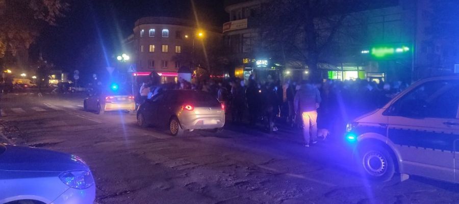Radiowozy policyjne podczas manifestacji w Olsztynie związanej z orzeczeniem Trybunału Konstytucyjnego.