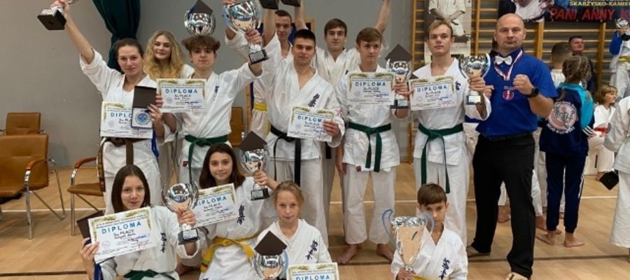 Na zdjęciu zawodnicy zaprzyjaźnionych klubów karate z Bartoszyc i Lidzbarka Warmińskiego