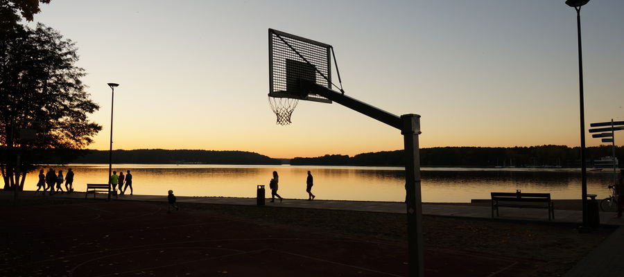 Olsztyn:  boisko do koszykówki na plaży miejskiej