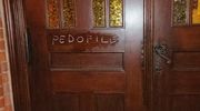 Napis "pedofile" na drzwiach ełckiej katedry