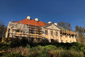 Trwa remont pałacu biskupów warmińskich w Smolajnach [ZDJĘCIA]