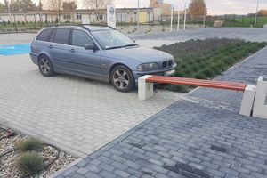 Pijany pasażer uruchomił auto, które wjechało w ławkę przy nowej komendzie policji w Bartoszycach