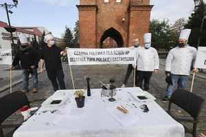 Czarna polewka dla rządu: protest restauratorów w Elblągu [ZDJĘCIA]