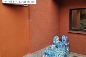 Pani Edyta zbiera wodę dla pacjentów z Oddziału Zakaźnego szpitala w Giżycku