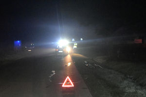 Wypadek w Bębnowie. Pieszy nie miał odblasków, był nietrzeźwy