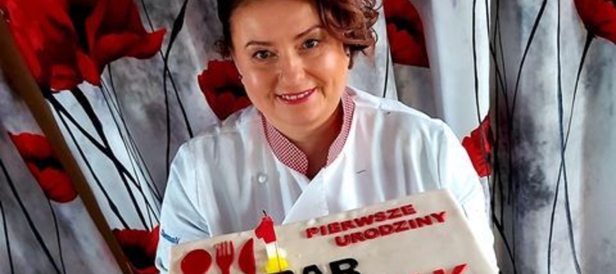 Agnieszka Obara z tortem na pierwszych urodzinach Baru Swojak na Gajerku