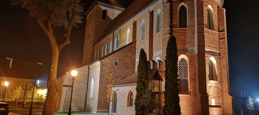 Kościół farny w Bartoszycach pod osłoną nocy.