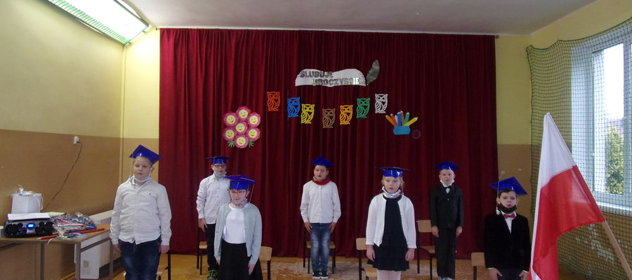 Siedmioro uczniów klasy pierwszej zostało pasowanych na uczniów szkoły w Ostrowitem 