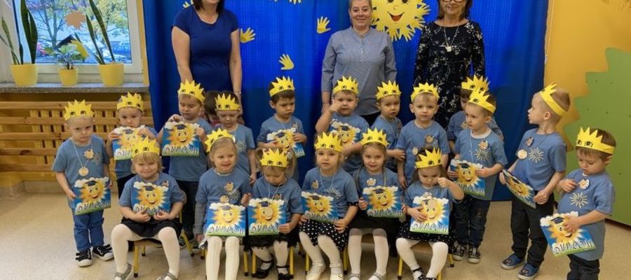 Dzielne dzieci z grupy "Słoneczka" na pamiątkowej fotografii po pasowaniu na przedszkolaka