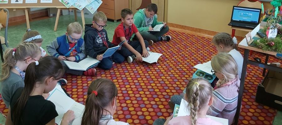 Trzecioklasiści z Łąkorza czytają lektury 