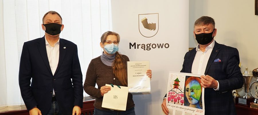 Nagrodę pani Bożenie przekazał burmistrz Mrągowa i jego zastępca