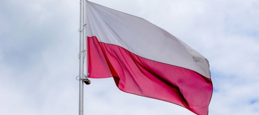 Szanujmy polską flagę