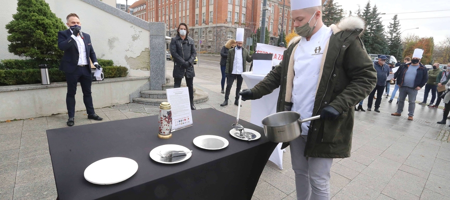 We wtorek w Olsztynie przedstawiciele branży gastronomicznej z regionu podali rządowi symboliczną czarną polewkę. Pierwszy z lewej Krzysztof Malinowski z Iławy