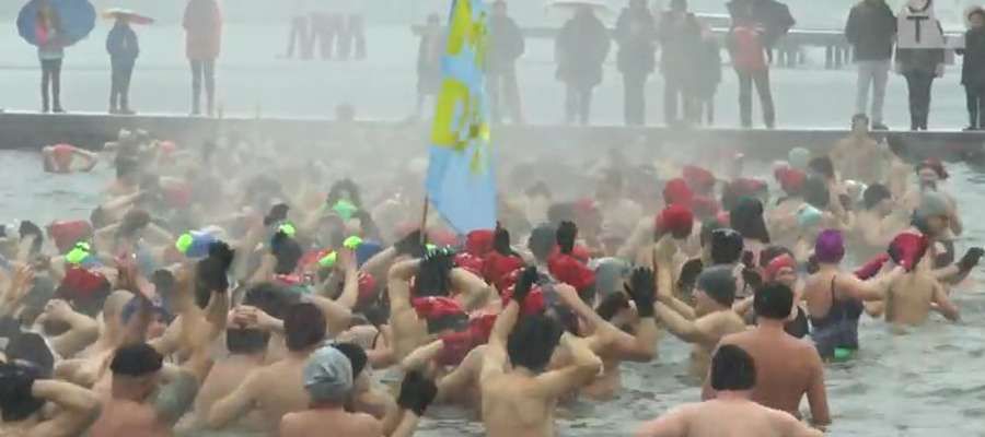 320 morsów z Olsztyna i okolic wzięło udział w biciu rekordu Guinnessa w jednoczesnej kąpieli. Musieli wytrzymać w wodzie równo 3 minuty