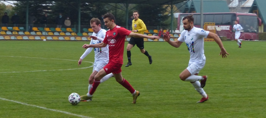 Michał Jankowski (GKS Wikielec, przy piłce) podczas meczu z Pelikanem Łowicz