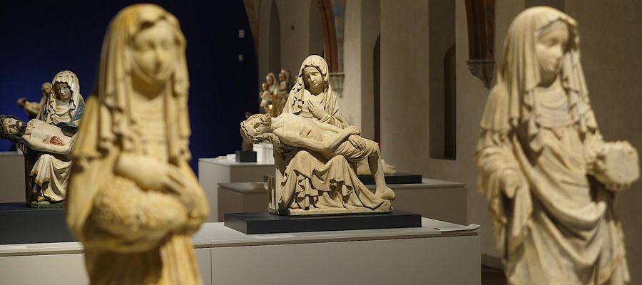 Nowomiejska Pieta (w środku) jest cennym dziełem najwyższej klasy artystycznej