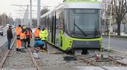 W Olsztynie stawiano na tory wykolejony tramwaj [ZDJĘCIA]