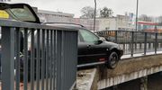 Zderzenie na Armii Krajowej w Olsztynie. Jedno auto zatrzymało się na barierkach wiaduktu [ZDJĘCIA]
