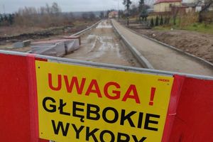 Naprawiają i remontują gminne drogi