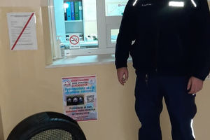 W lubawskim komisariacie policji stoi pojemnik na nakrętki 