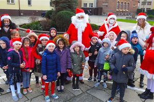 Święty Mikołaj w poniedziałek odwiedził nowomiejskie szkoły i przedszkole